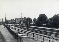 76508 Gezicht op de spoorwegovergang ter hoogte van de Amsterdamsestraatweg en de 2e Daalsedijk te Utrecht; vanuit het ...